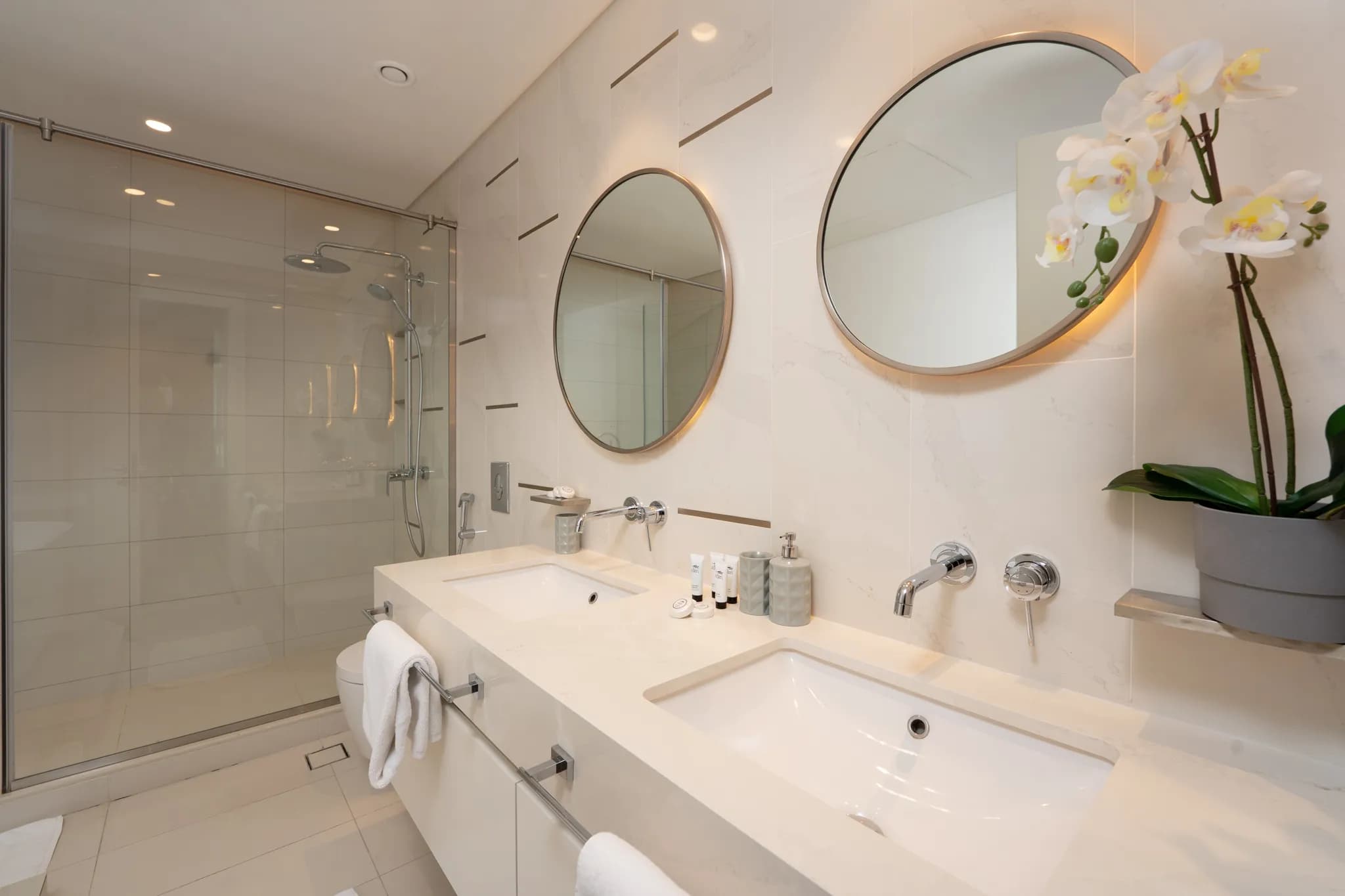 3-bed upgraded apartment in Beach Vista Emaar Beachfront - 17